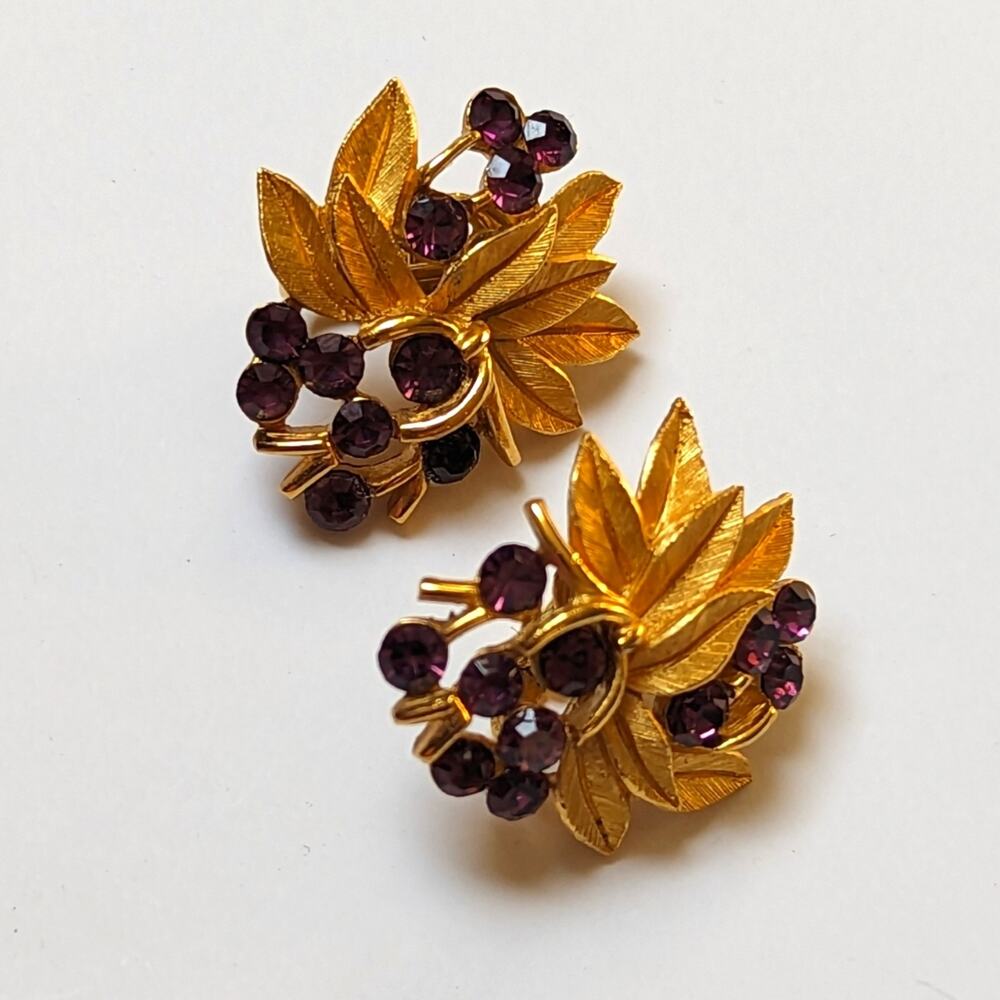 Vintage Crown Trifari Gold Tone Leaf Purple Rhinestone Grape Bouquet Clip Ons